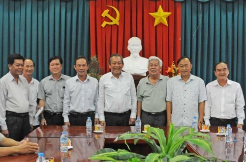Вице-премьер СРВ вручил подарки Фондам поощрения обучения слаборазвитых уездов провинции Лонган - ảnh 1
